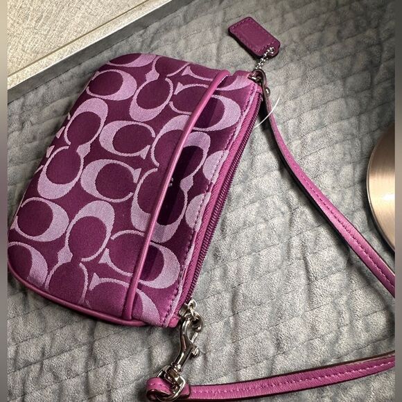 COACH Signature C Jacquard
Wristlet - Purple Leather Trim - New with Min… - Picture 5 of 17
